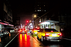 Trong dịp tết Nguyên đán, nếu hành khách phát hiện bị tính phí taxi quá cao, vui lòng ghi lại số xe, thời gian và địa điểm, sau đó liên hệ với cơ quan chức năng để được hỗ trợ xử lý. (Ảnh: CNA)
