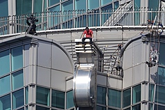 Sáng ngày 15/1, nhà leo núi Alex Honnold đã thành công chinh phục đỉnh Taipei 101. (Ảnh: CNA)