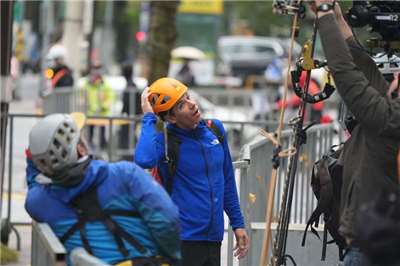 Vận động viên leo núi tự do người Mỹ Alex Honnold ban đầu dự kiến hôm nay (ngày 24/1) sẽ thử thách leo lên Tháp Taipei 101 mà không sử dụng bất cứ thiết bị bảo hộ nào, nhưng do yếu tố thời tiết nên phải dời sang ngày mai (25/1) (Ảnh: CNA)