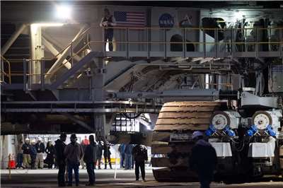 NASA đã chính thức di chuyển hệ thống tên lửa đẩy SLS cùng tàu vũ trụ Orion ra khỏi tòa nhà lắp ráp.(X@NASAAdmin)