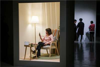 Tác phẩm nghệ thuật trải nghiệm gọi điện cho mẹ của Bảo tàng Mỹ thuật Đài Bắc khiến người xem xúc động rơi lệ (ảnh: CNA)