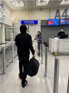 Người bị tạm giữ Lê Hoàng Kiên đã được nhân viên của Trại tạm giam Nghi Lan đưa đến sân bay, thuận lợi trở về Việt Nam. (Ảnh: Trại tạm giam Nghi Lan cung cấp)