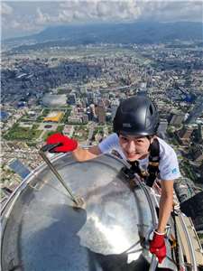 Chủ tịch Hội đồng quản trị Đài Bắc 101 bà Giả Vĩnh Tiệp đã chinh phục đỉnh của tòa nhà cao nhất Đài Loan. (Ảnh từ Facebook 賈永婕的跑跳人生臉書)