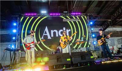 Trong hình là bức chụp nghệ sĩ Đài Loan Andr đang biểu diễn tại Chiang Mai, Thái Lan. (Ảnh do Cục Phát triển Ngành Công nghiệp Nghe nhìn và Âm nhạc thuộc Bộ Văn hóa Đài Loan cung cấp)