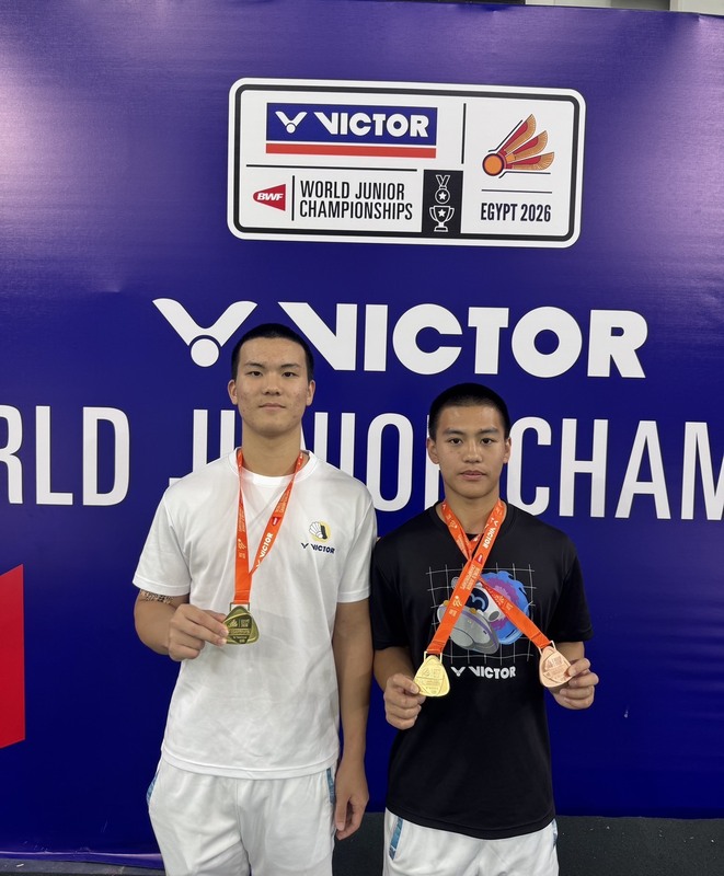 Trần Bỉnh Hiên (trái) và Lý Uy Đình (phải) đã đánh bại cặp vận động viên Nhật Bản trong trận chung kết Giải Vô địch Cầu lông trẻ Thế giới, mang về chiếc huy chương vàng đôi nam đầu tiên cho Đài Loan tại giải đấu này. (Ảnh: CNA)