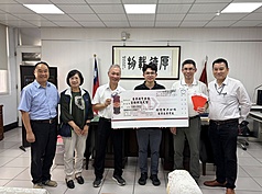 Vào ngày 12/10, Văn phòng kinh doanh khu vực Miêu Lật của Công ty Điện lực Đài Loan đã trao khoản tiền thưởng 180.000 Đài tệ cho Chi cục Zhunan thuộc Cục Cảnh sát huyện Miêu Lật. (Ảnh: CNA)