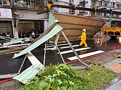 Khắc phục hậu quả sau bão Champi, thành phố Tân Bắc tăng ca thu gom rác từ sau buổi trưa. (Ảnh: CNA)