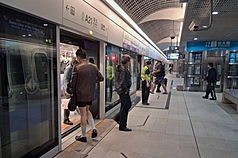 Ngày 24, Đài Bắc - Tân Bắc - Đào Viên nghỉ bão; tuyến Metro sân bay duy trì tần suất 15 phút/chuyến tàu loại thường (Ảnh: Công ty Cổ phần Metro Đào Viên)