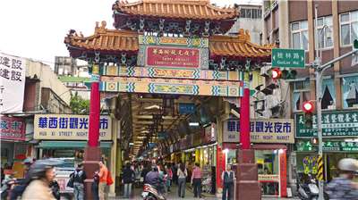 Chợ đêm Huaxi là một ngôi chợ đêm phục vụ khách du lịch rất nổi tiếng tại Đài Bắc (Ảnh: Pixabay)