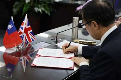 Ngày 19/10, Thị trưởng Đài Nam Hoàng Vĩ Triết và Thị trưởng vùng Greater Lincolnshire Andrea Jenkyns đã tổ chức lễ ký kết thiết lập quan hệ kết nghĩa trực tuyến, chính thức xác lập quan hệ thành phố kết nghĩa giữa hai bên. (Ảnh: Chính quyền thành phố Đài Nam)