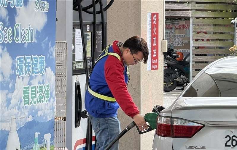 Viện Hành chính tổ chức Hội nghị bình ổn giá, tăng cường giám sát diễn biến giá các mặt hàng phục vụ Tết, “đóng băng” giá xăng dầu, khí đốt. (CNA)