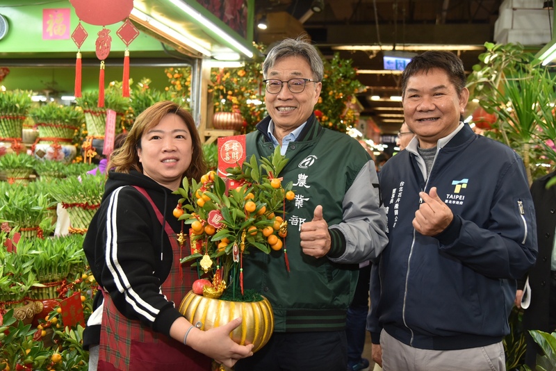 Bộ trưởng Trần Tuấn Quý đã đến thăm chợ hoa Đài Bắc ở Nội Hồ (Neihu) sáng 9/2 để tìm hiểu tình hình cung cầu hoa trong nước trong dịp Tết Nguyên đán (ảnh: CNA)