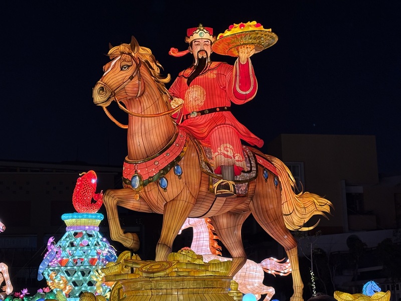 Người dân Đài Loan thường có thói quen đi chùa cấu tài lộc vào dịp Tết. (Ảnh: CNA)