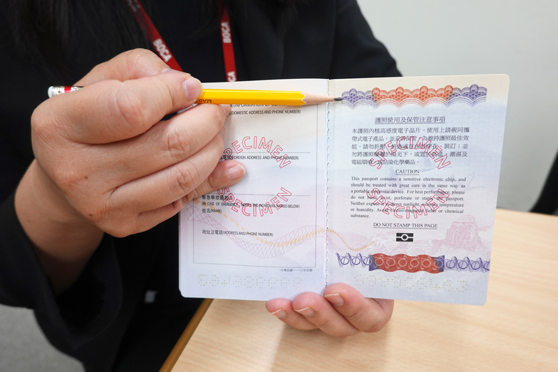 Hộ chiếu gắp chip giúp người dân đi nước ngoài thuận tiện hơn, chip được đặt ở góc trên bên trái của mặt trong trang bìa sau, kèm theo một vòng dây cảm ứng, nếu vòng dây bị gập hoặc đứt, việc cảm ứng chip và đọc dữ liệu sẽ bị ảnh hưởng (Ảnh: CNA)