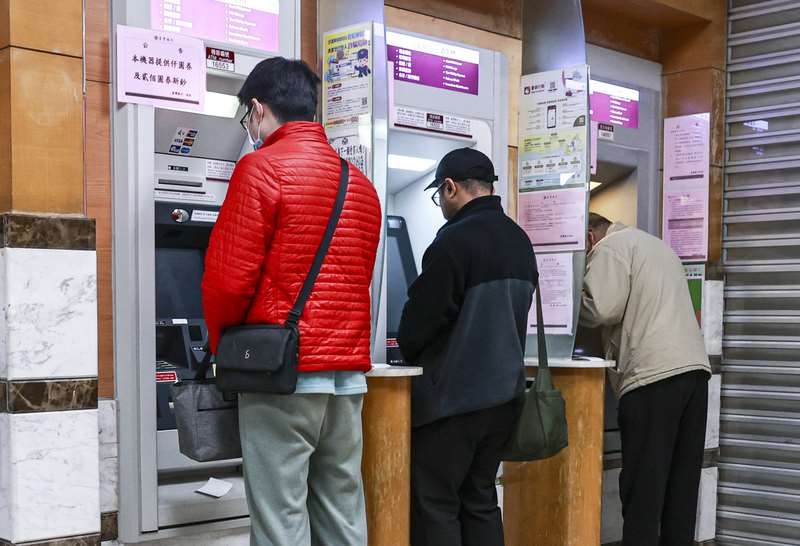 Ngoài việc tránh giờ cao điểm để không phải xếp hàng và mất thời gian, cần giữ lại biên lai giao dịch và nắm rõ giới hạn rút tiền và chuyển tiền để tránh ảnh hưởng đến việc quản lý tài chính trong dịp tết Nguyên đán. (Ảnh: CNA)