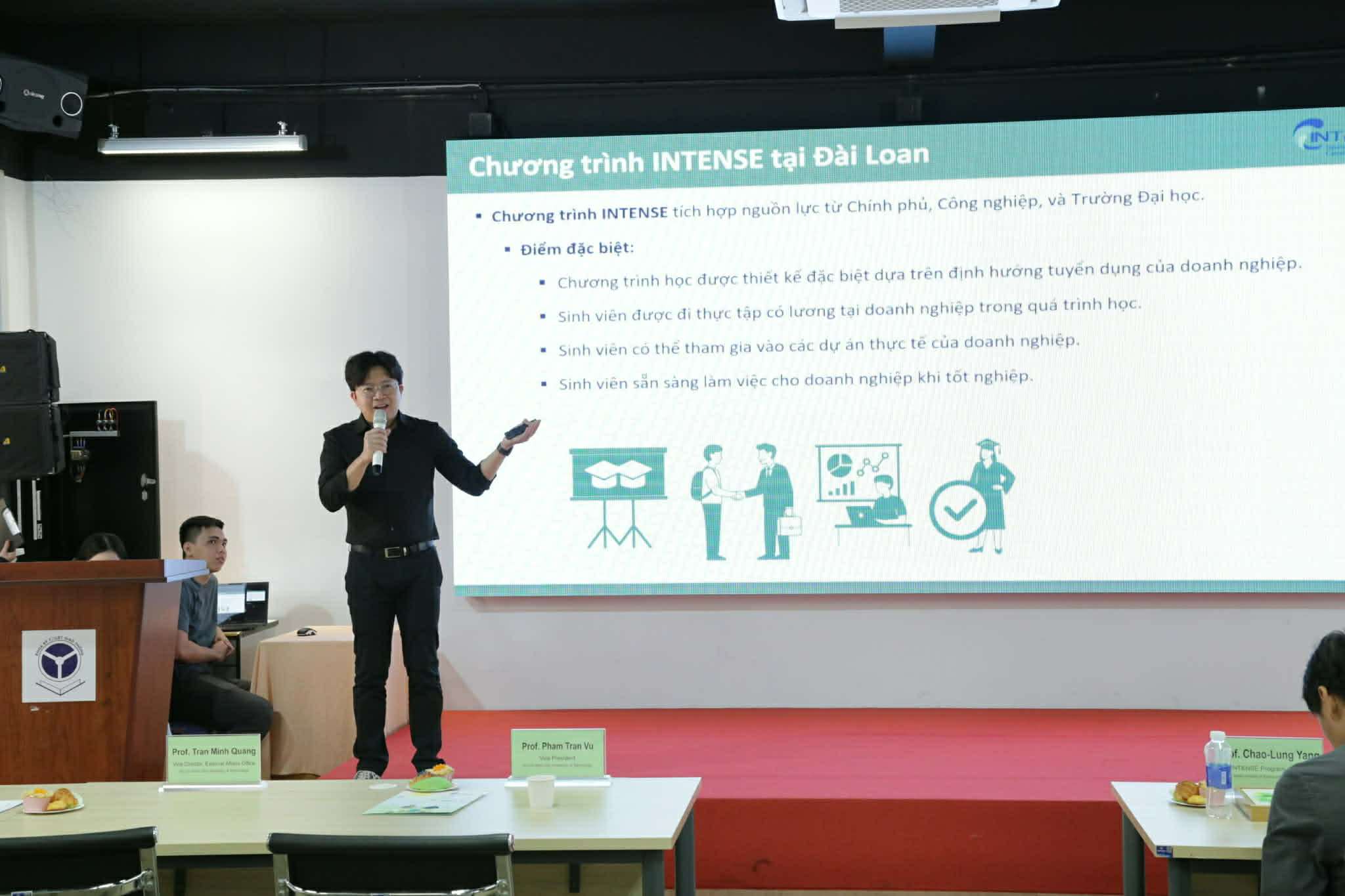 Thầy Thắng thường tham gia các sự kiện giới thiệu về học bổng Intense. 