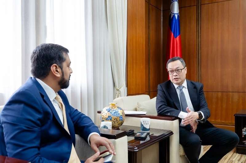 Thứ trưởng Bộ Ngoại giao Trần Minh Kỳ (bên phải) trả lời phỏng vấn cho tạp chí Mỹ Foreign Policy, nội dung đã được đăng tải dưới tiêu đề "How Taiwan Sees the World". (Ảnh: Bộ Ngoại giao)