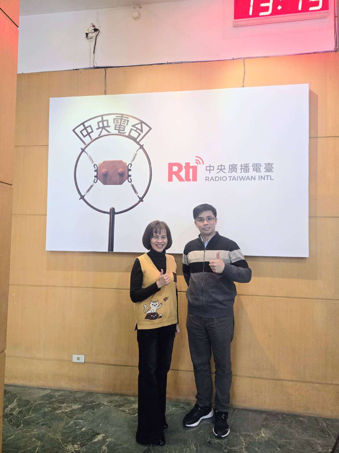 Ông Lê Quang Tuyến (bên phải) - AI Manager của Công ty Altos Computing thuộc Tập đoàn Acer trả lời phỏng vấn tại Đài Rti (Ảnh: Hải Ly)