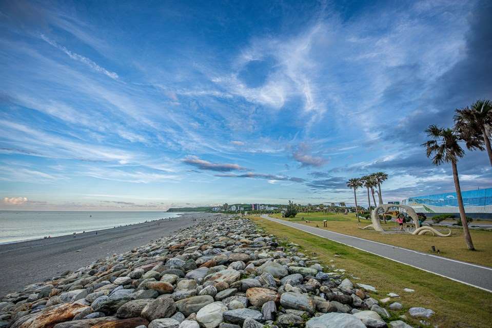 Tản bộ trên con đường ven biển Thất Tinh Đàm (七星潭), phóng tầm mắt ngắm nhìn những dãy núi trùng điệp đan xen với Thái Bình Dương bao la, để cảm nhận trọn vẹn nét quyến rũ của núi non mây nước hòa quyện cùng nhịp sống thư thái đặc trưng của miền Đông xứ Đài. (Ảnh: Tổng Cục Du lịch cung cấp)