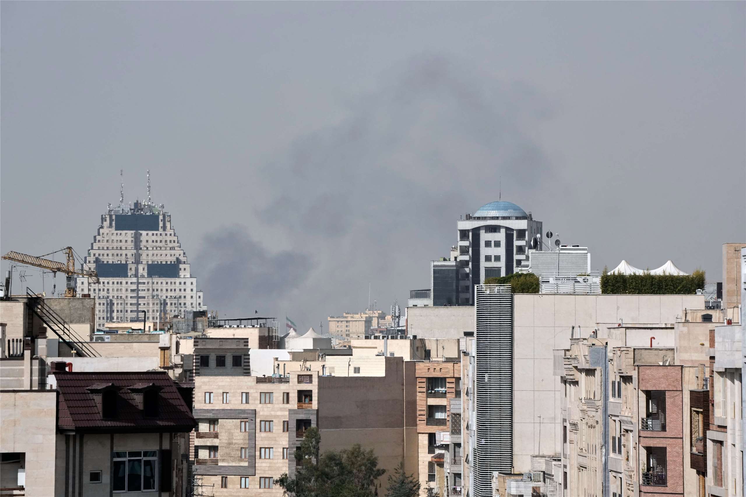 Sau khi Israel phát động tấn công vào ngày 28/2, Thủ đô Tehran của Iran phát ra tiếng nổ lớn và khói đen nghi ngút. (Ảnh: AP)