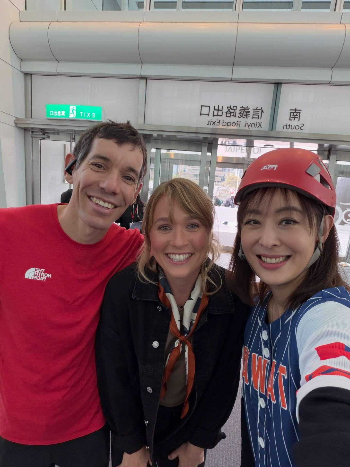 Nhà leo núi Alex Honnold (trái) và vợ anh cô Sanni (giữa), chụp ảnh cùng Chủ tịch HĐQT Đài Bắc 101 Giả Vĩnh Tiệp. (Ảnh: Facebook Giả Vĩnh Tiệp)