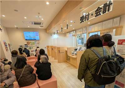 Du lịch nước ngoài cần khám bệnh? Bác sĩ khuyên chuẩn bị sẵn liên lạc lãnh sự và hồ sơ y tế. (Ảnh minh họa: Rti)