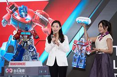 Lễ hội đèn lồng Đài Bắc lần đầu ra mắt đèn lồng xách tay “Người máy biến hình Optimus Prime” và sẽ phát miễn phí từ ngày 1/3 (ảnh: CNA)