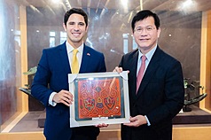 Ngoại trưởng Lâm Giai Long (phải) gặp gỡ phái đoàn các nghị sĩ Panama và nhận quà lưu niệm từ đại diện phái đoàn, đồng thời là Thư ký điều hành của Panama tại Liên minh Nghị viện về Trung Quốc” (IPAC) Jose Antonio Perez (trái). (Ảnh: CNA)