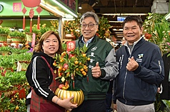 Bộ trưởng Trần Tuấn Quý đã đến thăm chợ hoa Đài Bắc ở Nội Hồ (Neihu) sáng 9/2 để tìm hiểu tình hình cung cầu hoa trong nước trong dịp Tết Nguyên đán (ảnh: CNA)