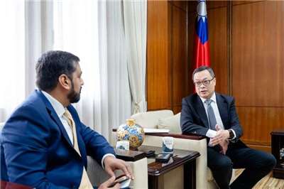 Thứ trưởng Bộ Ngoại giao Trần Minh Kỳ (bên phải) trả lời phỏng vấn cho tạp chí Mỹ Foreign Policy, nội dung đã được đăng tải dưới tiêu đề "How Taiwan Sees the World". (Ảnh: Bộ Ngoại giao)