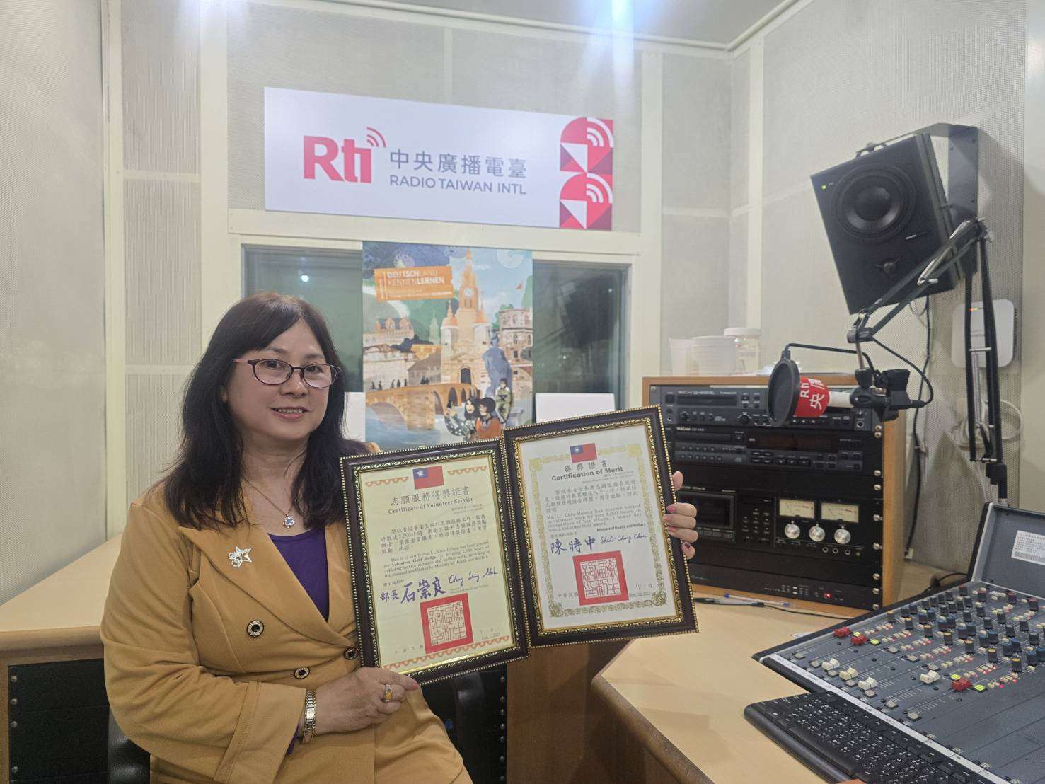 Chị Lê Thu Hương, di dân mới gốc Việt đầu tiên tại Đài Loan được Bộ Y tế và Phúc lợi trao tặng Huy chương vàng dành cho tình nguyện viên phiên dịch (Ảnh: Hải Ly)