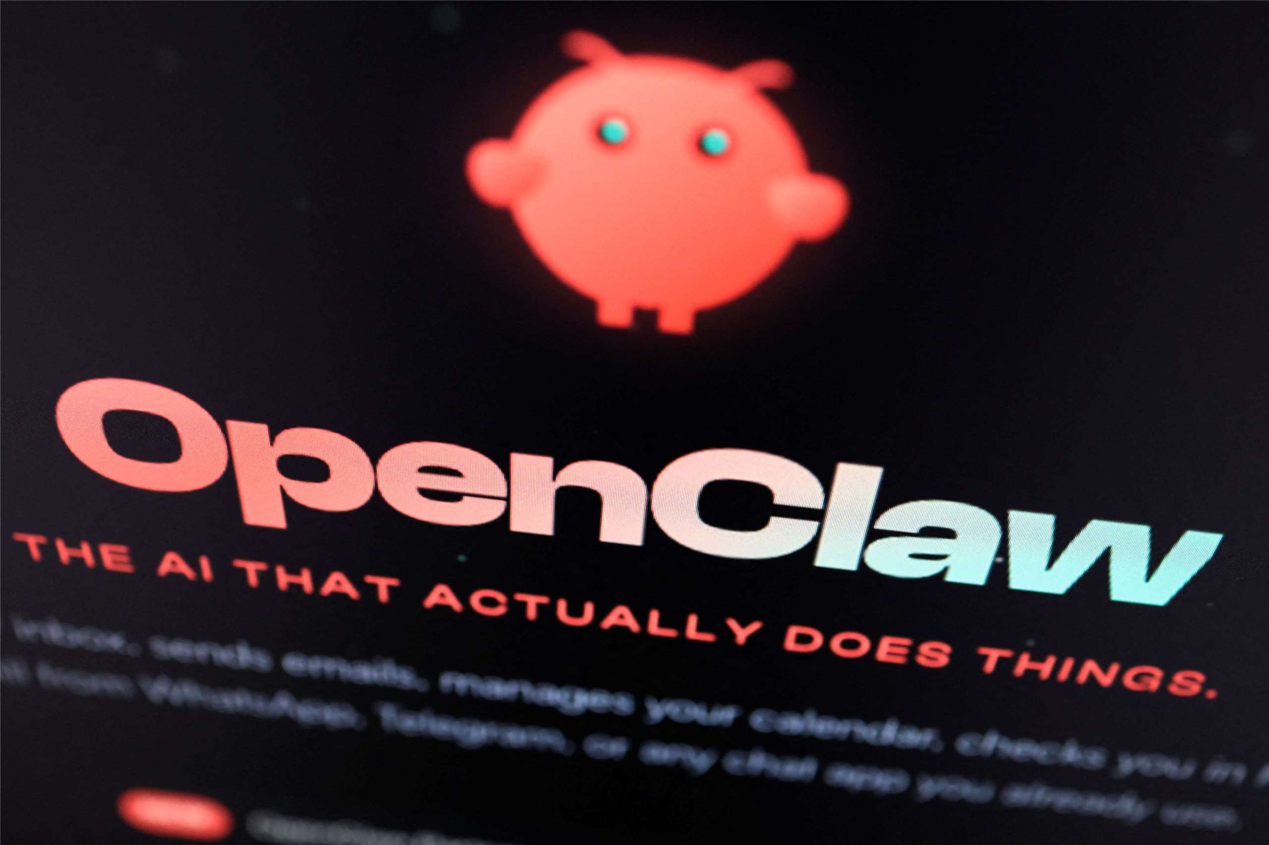Phần mềm OpenClaw có thể liên quan đến an ninh tài chính, Ủy ban Giám sát Tài chính sẽ bổ sung hướng dẫn về AI Agent. (Ảnh: RT/ Reuters)