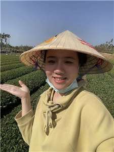 Chị Nguyễn Thị Ngọc Hân và vườn trà của gia đình 