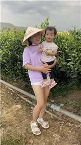 Chị Nguyễn Thị Ngọc Hân cùng con