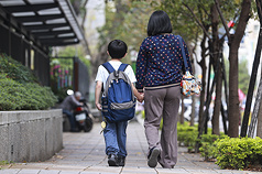 Đài Bắc thí điểm chính sách "giảm giờ làm để chăm con", gần 30 doanh nghiệp nộp hồ sơ đăng ký.(Ảnh CNA)
