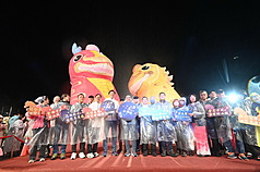 Lễ hội đèn trời Pingxi thu hút với chiếc đèn chính cao 6 mét tên “Long Mã Song Thần Thú”. (Ảnh: CNA)