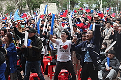 Đông đảo người hâm mộ Đài Loan theo dõi sát sao trận đấu bóng chày giữa Đài Loan và Hàn Quốc tại WBC 2026. (Ảnh: CNA)