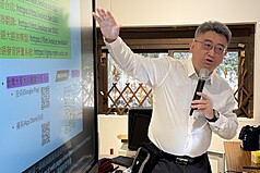 Giáo sư  Liêu Nguyên Phủ của Đại học Dương Minh Giao Thông làm diễn giả tại buổi tọa đàm với chủ đề “AI dạy tiếng Đài” (ảnh: CNA)