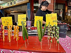 Đài Trung: chủ tiệm dùng quả cau làm kẹo hồ lô, cấm bán cho người dưới 18 tuổi (ảnh: CNA)