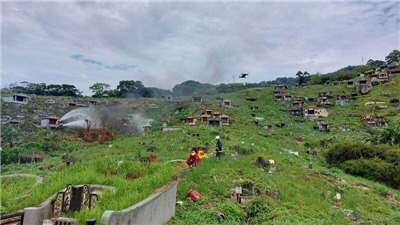 Để giảm thiểu các vụ cháy do đốt cỏ dại tại nghĩa trang trong dịp tảo mộ tết Thanh minh, kêu gọi người dân sử dụng gạo thay cho vàng mã, đốt vàng mã tập trung, áp dụng các hình thức cúng dường thân thiện với môi trường. (Ảnh: CNA)