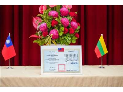 Ngoại trưởng Lâm Giai Long đã trao tặng bà Dovilė Šakalienė “Huân chương Ngoại giao Hữu nghị”, ghi nhận sự ủng hộ kiên định của bà đối với Đài Loan trong thời gian dài, và những đóng góp quan trọng trong việc thúc đẩy quan hệ giữa Đài Loan và Litva. (Ảnh: Facebook Lâm Giai Long)