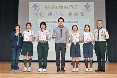 Thị trưởng Tưởng Vạn An tham dự Đại hội Hướng đạo,  và trao bằng khen cho các hướng đạo sinh (Ảnh: Sở Giáo dục Thành phố Đài Bắc)