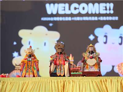 Chính quyền huyện Gia Nghĩa mời ba vị Ma Tổ thưởng lãm đèn lồng. (Ảnh: Chính quyền huyện Gia Nghĩa cung cấp)