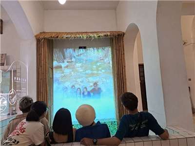 Hồ tắm lớn tại Bảo tàng suối nuóc nóng Beitou ( Ảnh: Tố Kim)