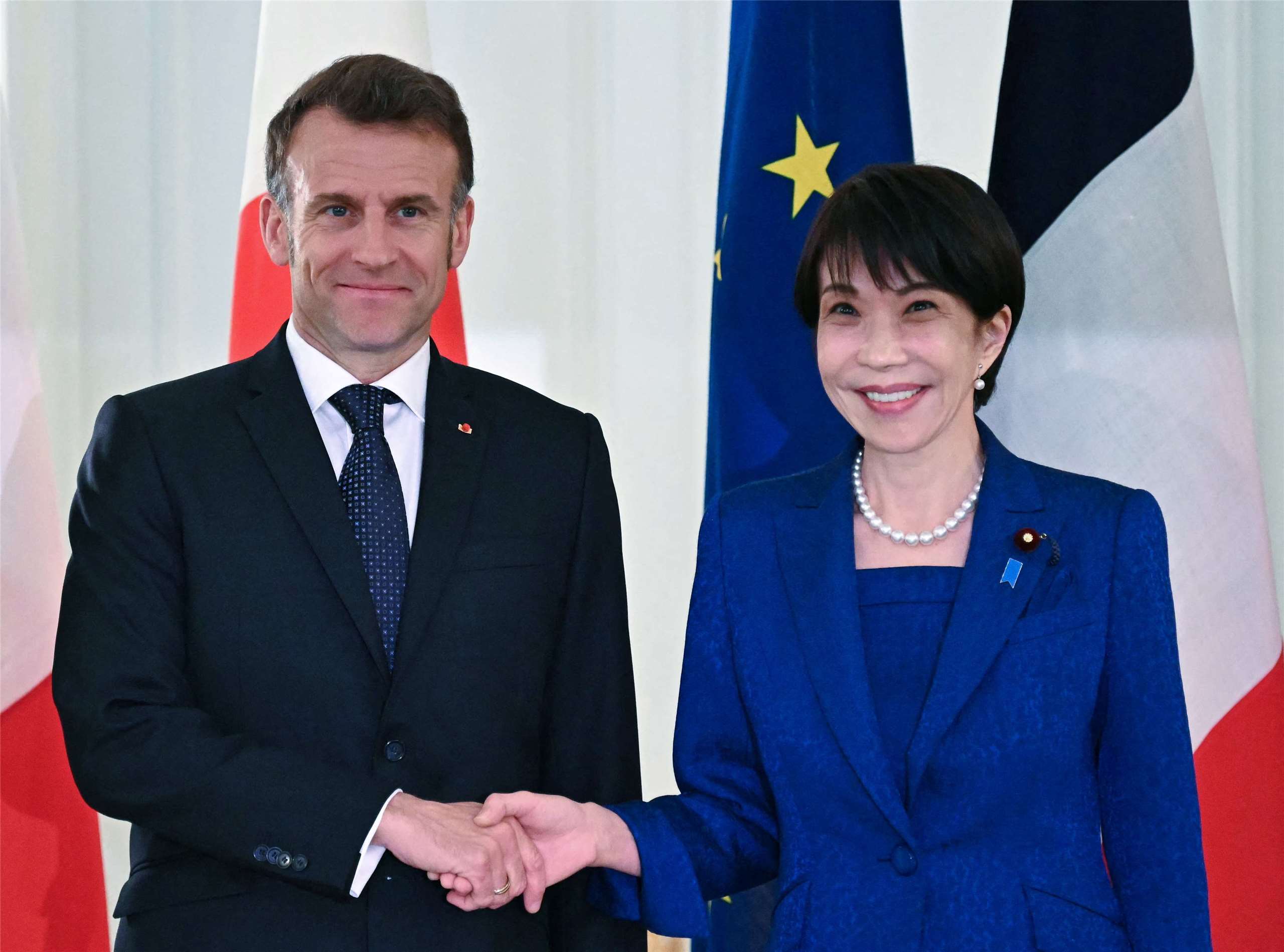 Thủ tướng Nhật Bản Takaichi Sanae (bên phải) đã có buổi hội đàm với Tổng thống Pháp Emmanuel Macron tại Tokyo vào ngày 1/4. (Ảnh: Reuters)
