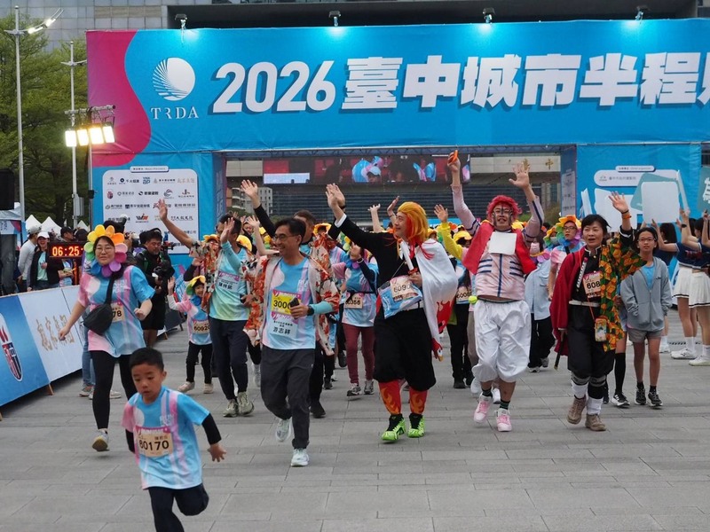 Giải bán marathon thành phố Đài Trung ngày 15/3 với chủ đề rực rỡ sắc hoa, Cục trưởng Cục Thể thao Tp. Đài Trung Du Chí Tường (giữa phía trước) cùng các runner diện áo, phụ kiện hoa sặc sỡ.( Ảnh CNA)