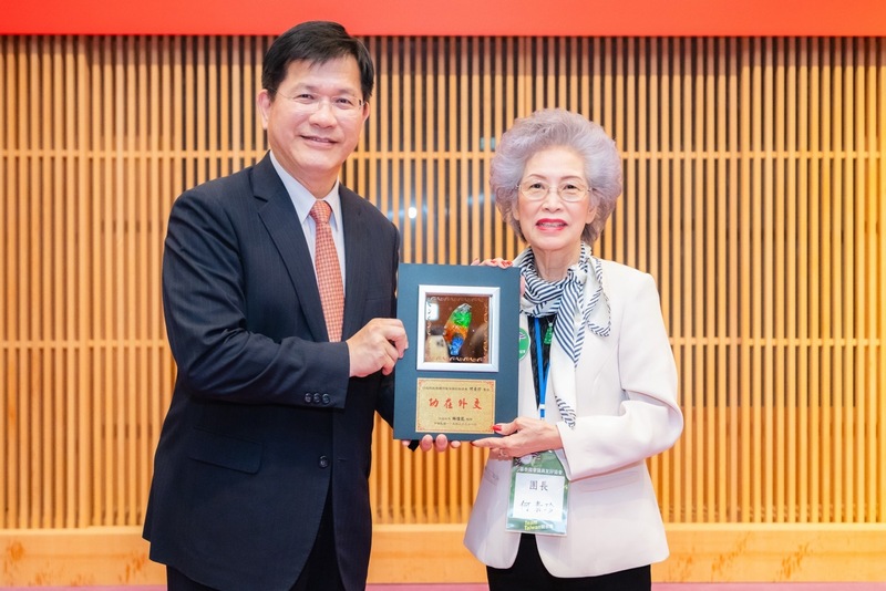 Ngoại trưởng Lâm Giai Long trao tặng huy chương “Cống hiến cho ngoại giao” cho bà Hà Tố Trân nhằm ghi nhận và cảm ơn những đóng góp quan trọng của cộng đồng kiều bào Đài Loan tại Thái Lan đối với công tác ngoại giao. (Ảnh: CNA)