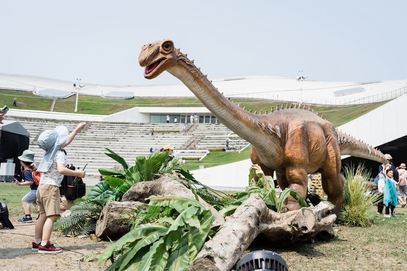 Khủng long xuất hiện tại Cao Hùng, làm rộn ràng ngày Tết Thiếu nhi tại miền Nam Đài Loan. (Ảnh: CNA)