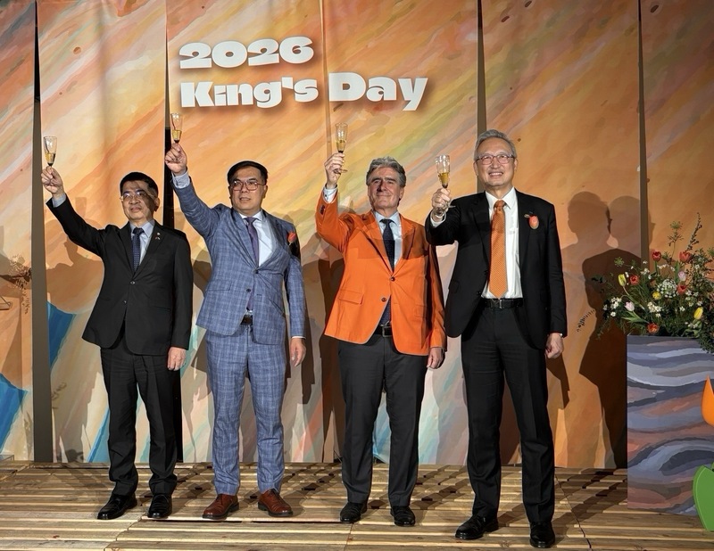 Văn phòng Hà Lan tại Đài Loan tổ chức tiệc rượu chào mừng King's Day 2026 tại Đài Bắc, Thứ trưởng Ngô Chí Trung (thứ nhất từ bên phải) và Đại diện Hà Lan tại Đài Loan Bas Pulles (thứ hai từ bên phải), cùng các quan chức và đại diện nâng ly mừng ngày hội. (Ảnh: CNA)
