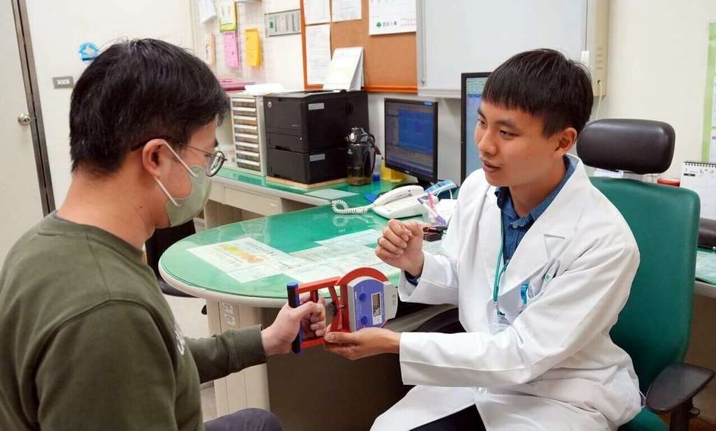 Bác sĩ ở Gia Nghĩa học tiếng Indonesia và tiếng Việt để đáp ứng nhu cầu chăm sóc y tế cho lao động nhập cư. (Ảnh: CNA)